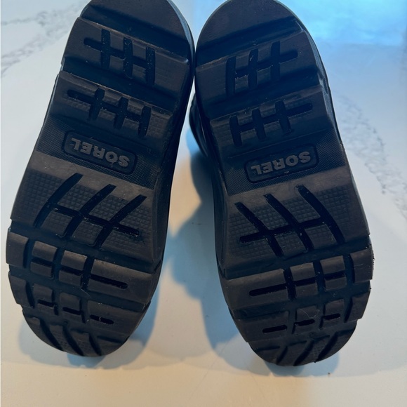 Boys size 5 Sorel Winter Boots- worn twice!! Perfect condition - Picture 4 of 5